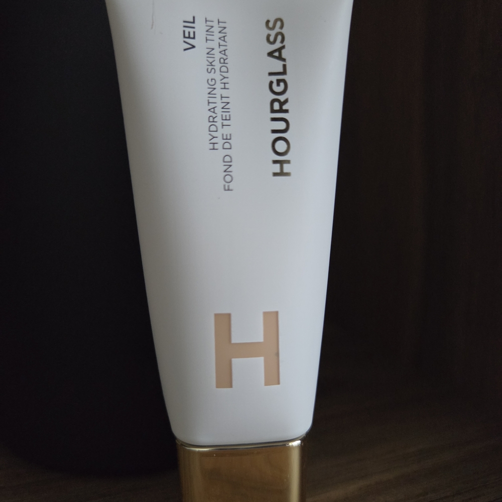 Hourglass Veil Hydrating Skin Tint in White and Gold